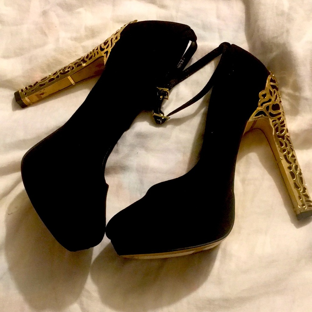 Platform suede black heels with around bracelet, gold tone heel